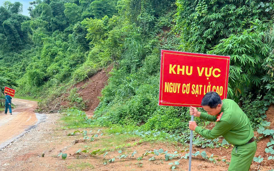 C&ocirc;ng an x&atilde; Mường Chanh ph&acirc;n c&ocirc;ng lực lượng cắm biển cảnh b&aacute;o, c&oacute; mặt tại điểm nguy hiểm để cảnh b&aacute;o, nhắc nhở, kh&ocirc;ng cho người d&acirc;n qua lại tại c&aacute;c khu vực nguy hiểm