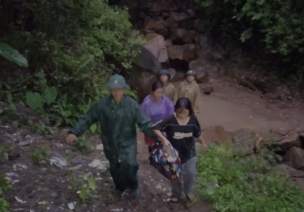 Lực lượng chức năng x&atilde; Tam Chung nhanh ch&oacute;ng di dời người d&acirc;n ra khỏi khu vực nguy hiểm