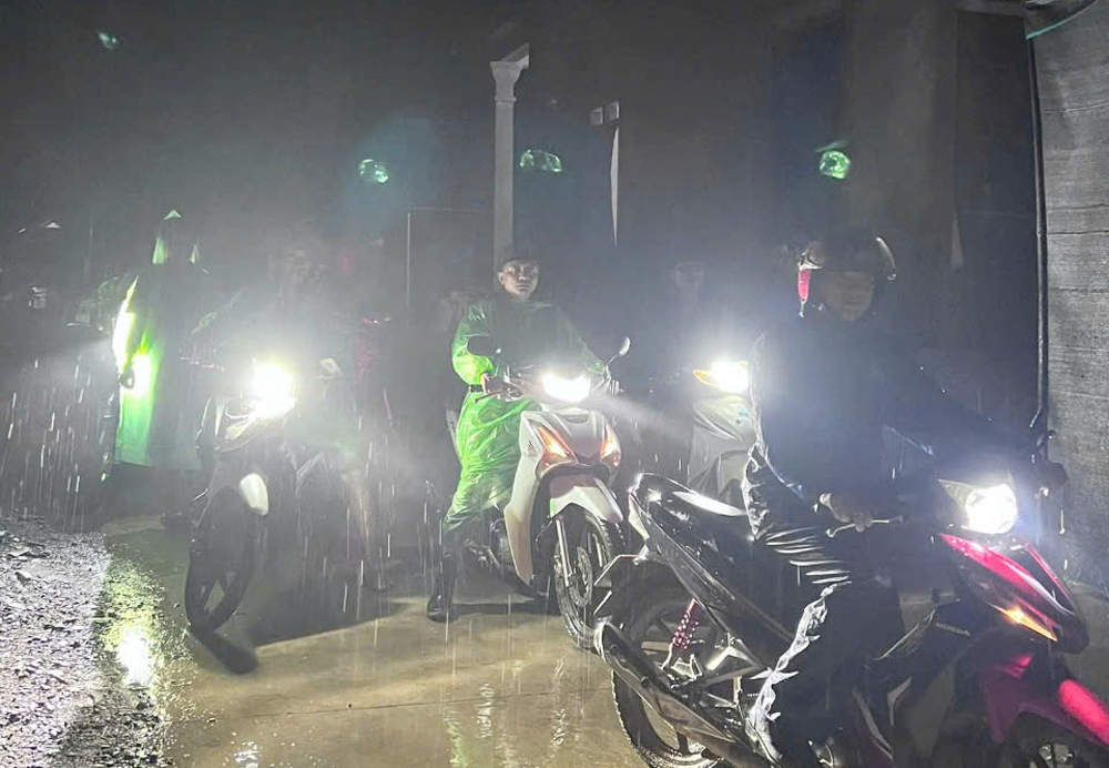 Trong đ&ecirc;m ng&agrave;y 21/7,&nbsp;c&aacute;c lực lượng chức năng tỉnh Thanh Ho&aacute; nhanh ch&oacute;ng di dời người d&acirc;n ở những khu vực nguy hiểm đến nơi an to&agrave;n.