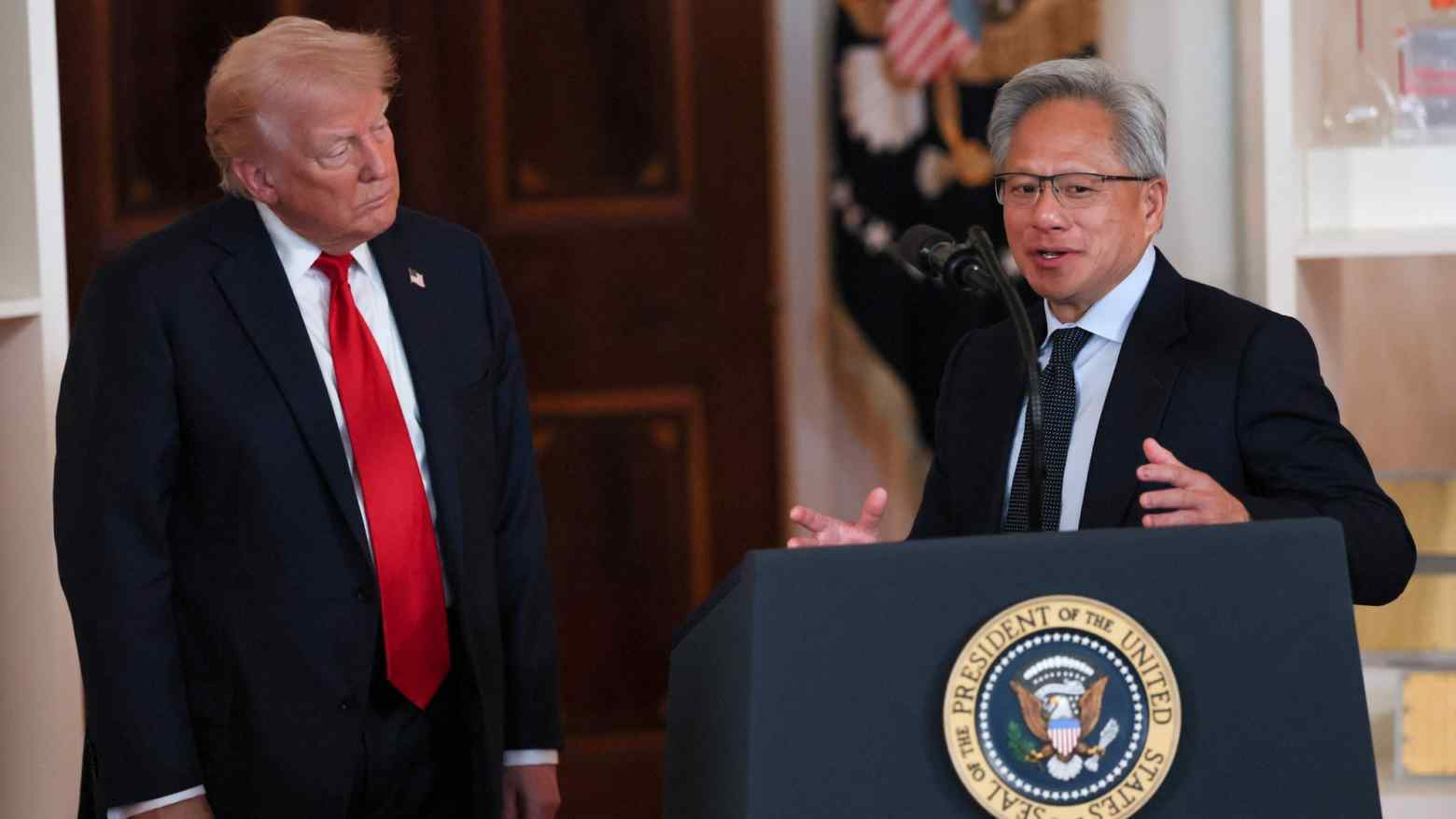 CEO Nvidia, ông Jensen Huang, phát biểu bên cạnh Tổng thống Mỹ Donald Trump tại sự kiện "Đầu tư vào nước Mỹ" ở Washington ngày 30/4/2025 - Ảnh: Reuters