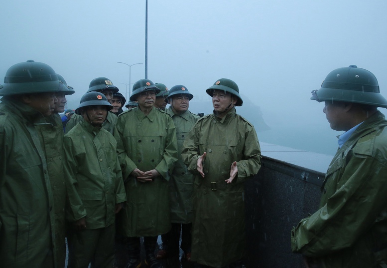 Ph&oacute; Thủ tướng Trần Hồng H&agrave; kiểm tra c&ocirc;ng t&aacute;c ph&ograve;ng, chống b&atilde;o số 3 tại c&aacute;c điểm xung yếu ở Thanh H&oacute;a.