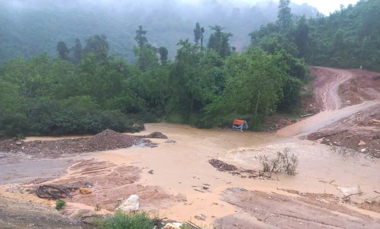 Cầu tr&agrave;n dẫn v&agrave;o 2 bản Xốp Cốc v&agrave; bản Tạt bị ngập s&acirc;u khiến hơn 200 hộ d&acirc;n bị c&ocirc; lập.