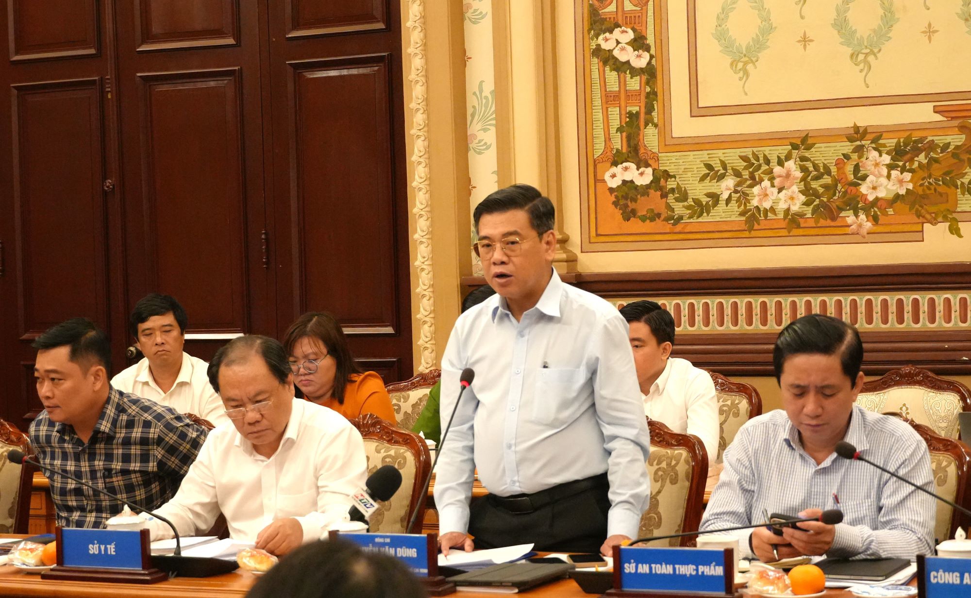 Ph&oacute; Chủ tịch Ủy ban nh&acirc;n d&acirc;n TP.HCM Nguyễn Văn Dũng ph&aacute;t biểu tại buổi họp. Ảnh: Cổng th&ocirc;ng tin điện tử TP.HCM.