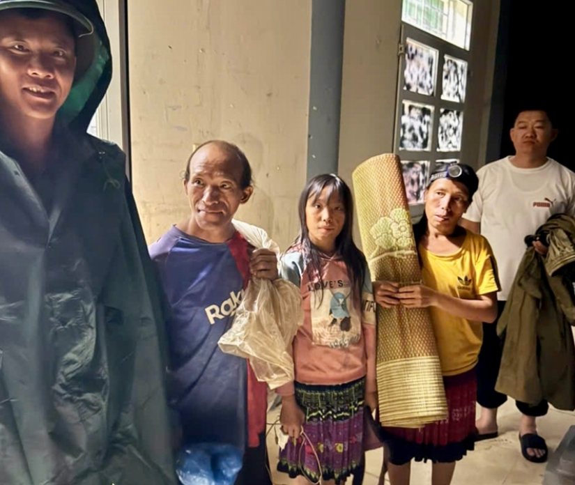 Trong đ&ecirc;m 21/7, lực lượng chức năng x&atilde; bi&ecirc;n giới Tam Chung (Thanh H&oacute;a) phải tổ chức sơ t&aacute;n gần 100 người d&acirc;n đến nơi an to&agrave;n để tr&aacute;nh b&atilde;o Wipha.