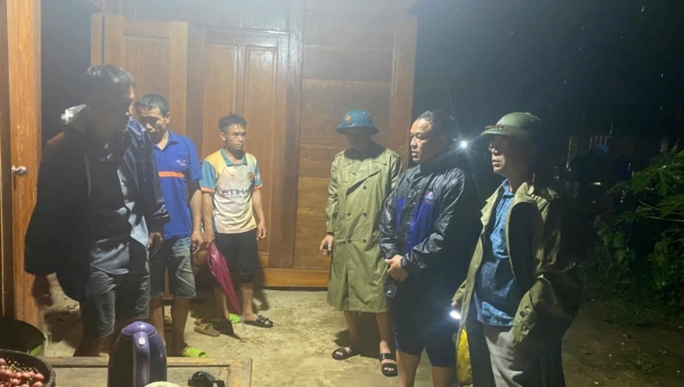 Ngay trong đ&ecirc;m 21/7,&nbsp; trước diễn biến phức tạp của cơn b&atilde;o số 3, lực lượng chức năng x&atilde; Na M&egrave;o đ&atilde; vận động, tổ chức cho một số hộ d&acirc;n di tản để bảo đảm an to&agrave;n.