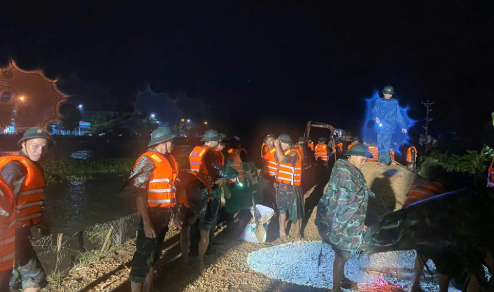 Tối ngày 22/7, Ban Chỉ huy phòng thủ khu vực II - Hà Trung đã phối hợp với Lữ 368 và LLVT nhân dân phường Quang Trung tổ chức gia cố đê sông Tam Điệp (gần Cầu mới), thị xã Bỉm Sơn (cũ) nay là Phường Quang Trung, trước nguy cơ sạt lở do mưa lớn kéo dài.