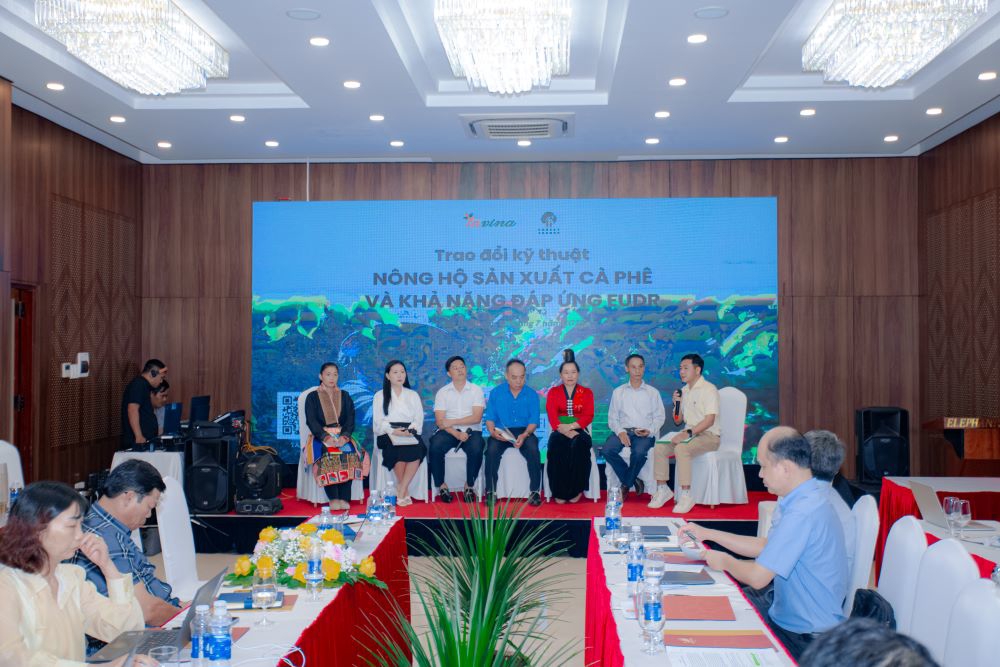Phi&ecirc;n trao đổi kỹ thuật c&ugrave;ng n&ocirc;ng d&acirc;n trồng c&agrave; ph&ecirc;.