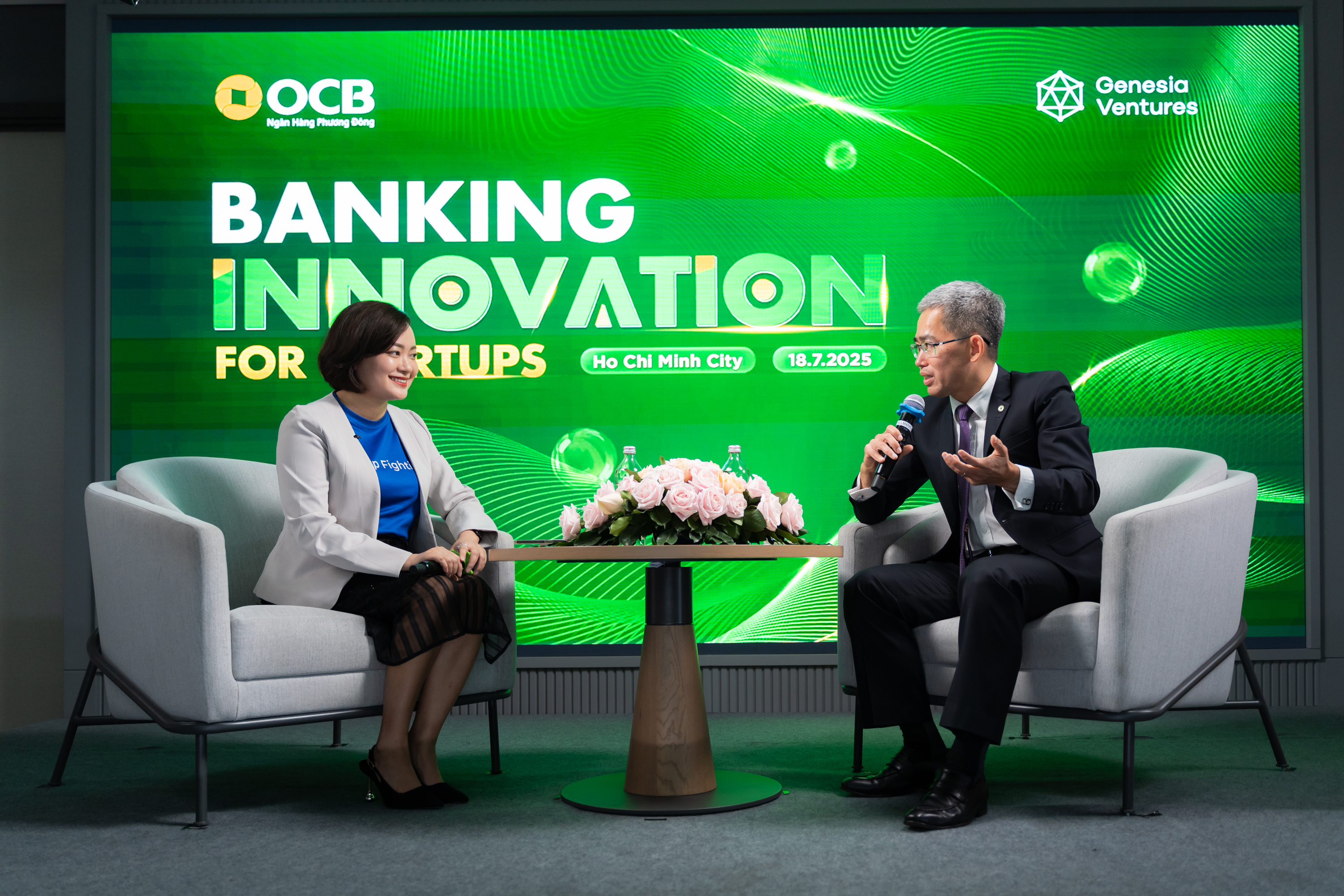Bà Hoàng Thị Kim Dung (bìa trái) và ông Phạm Hồng Hải, CEO ngân hàng OCB (bìa phải) trong một phiên thảo luận
