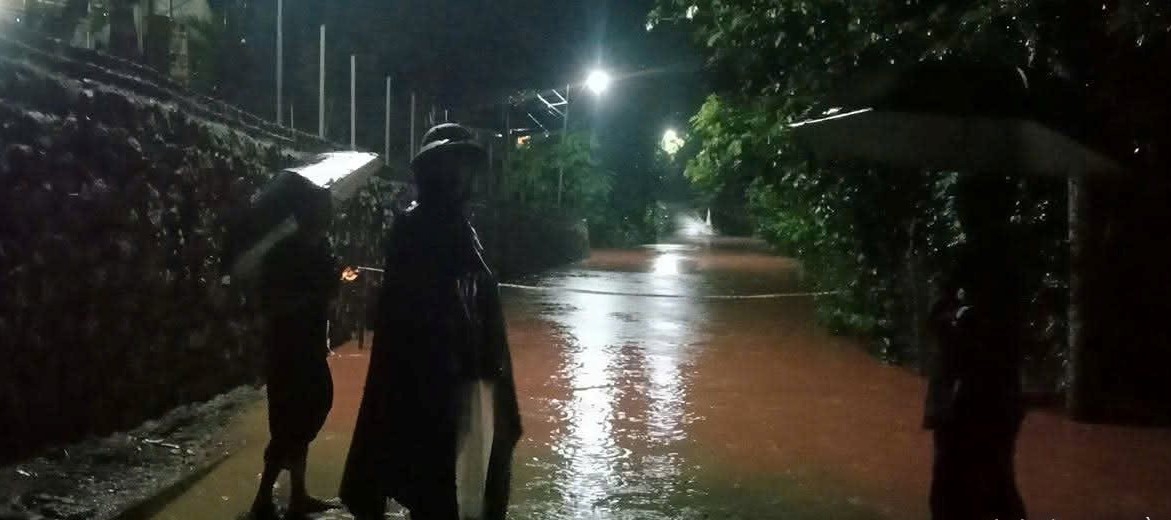 Tối ng&agrave;y 22/7, lực lượng chức năng&nbsp;xã Tương Dương t&uacute;c trực tr&ecirc;n c&aacute;c đoạn Quốc lộ 7 bị ngập để cảnh b&aacute;o người d&acirc;n qua lại đảm bảo an to&agrave;n