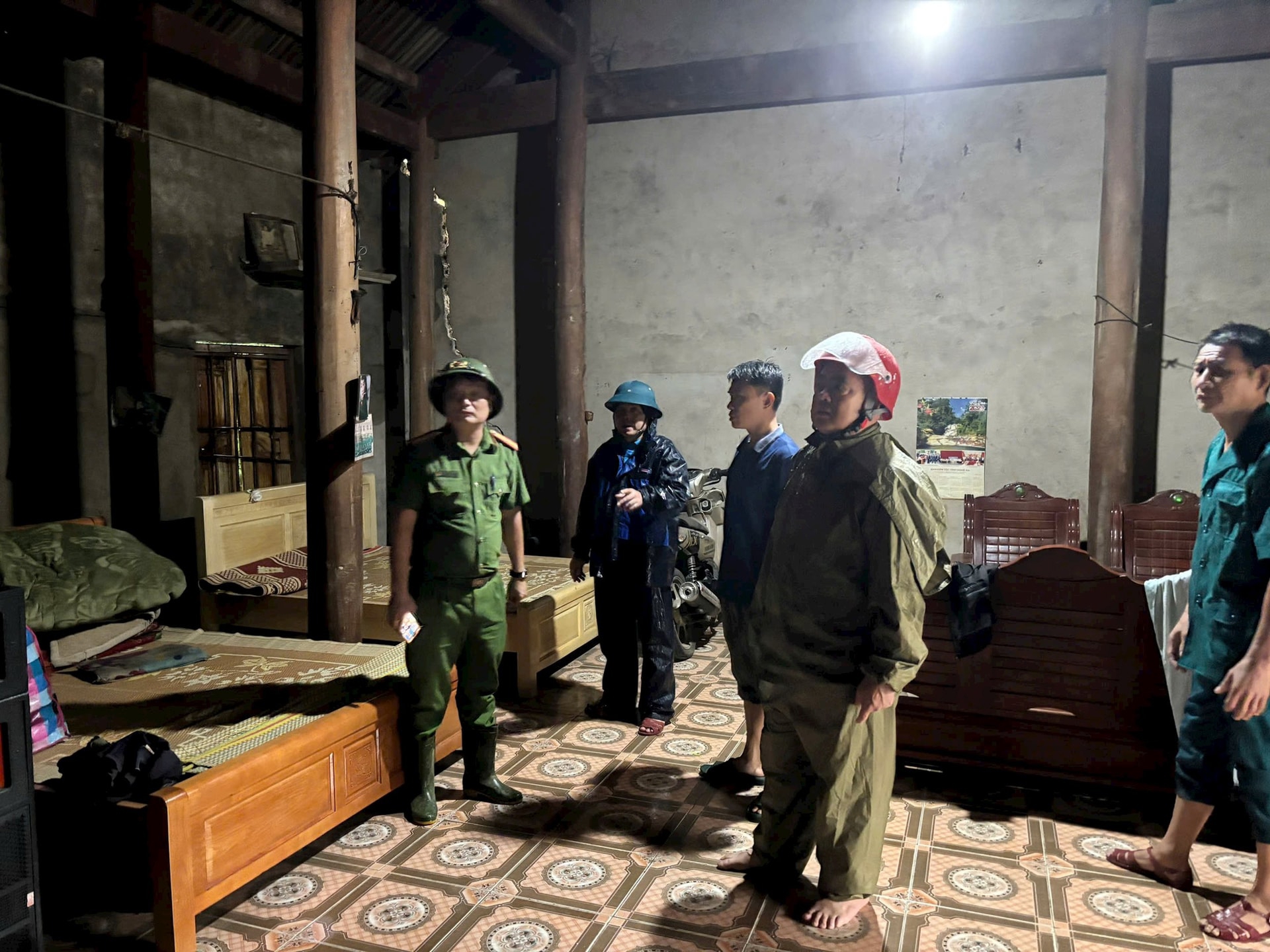 Ngo&agrave;i việc phong tỏa cầu tr&agrave;n, ch&iacute;nh quyền x&atilde; cũng tổ chức di dời một số hộ d&acirc;n ở hai bản Xốp Cốc v&agrave; Tạt đến nơi an to&agrave;n do khu vực n&agrave;y c&oacute; nguy cơ cao xảy ra sạt lở. C&ocirc;ng t&aacute;c kiểm tra, r&agrave; so&aacute;t c&aacute;c điểm xung yếu, khu vực c&oacute; nguy cơ ngập lụt, sạt trượt cũng đang được triển khai khẩn trương.