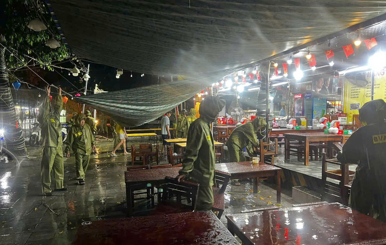 Tại phường Sầm Sơn, qu&aacute;n triệt tinh thần &ldquo;4 tại chỗ&rdquo;, &ldquo;3 sẵn s&agrave;ng&rdquo;, lực lượng C&ocirc;ng an phường đ&atilde; khẩn trương triển khai lực lượng tăng cường xuống địa b&agrave;n, tuy&ecirc;n truyền, vận động v&agrave; hỗ trợ người d&acirc;n sinh sống ở c&aacute;c khu vực nguy hiểm sơ t&aacute;n đến nơi tranh tr&uacute; an to&agrave;n