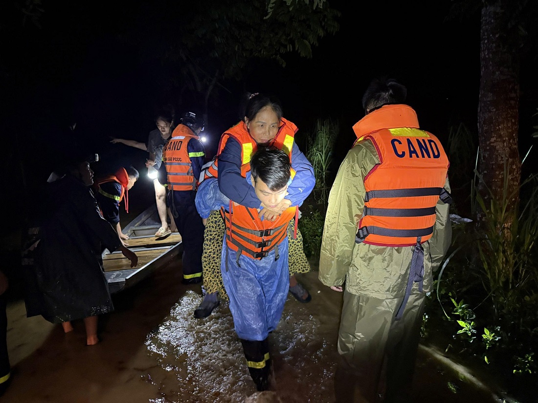 Lực lượng cứu hộ đ&atilde; vượt nước s&acirc;u, lần lượt đưa từng người d&acirc;n c&ugrave;ng t&agrave;i sản ra khỏi khu vực nguy hiểm đến nơi an to&agrave;n