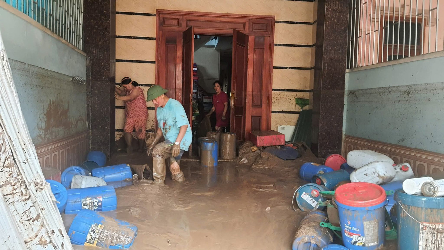 Sau khi nước lũ r&uacute;t, x&atilde; bi&ecirc;n giới Mường X&eacute;n ngập ngụa b&ugrave;n đất