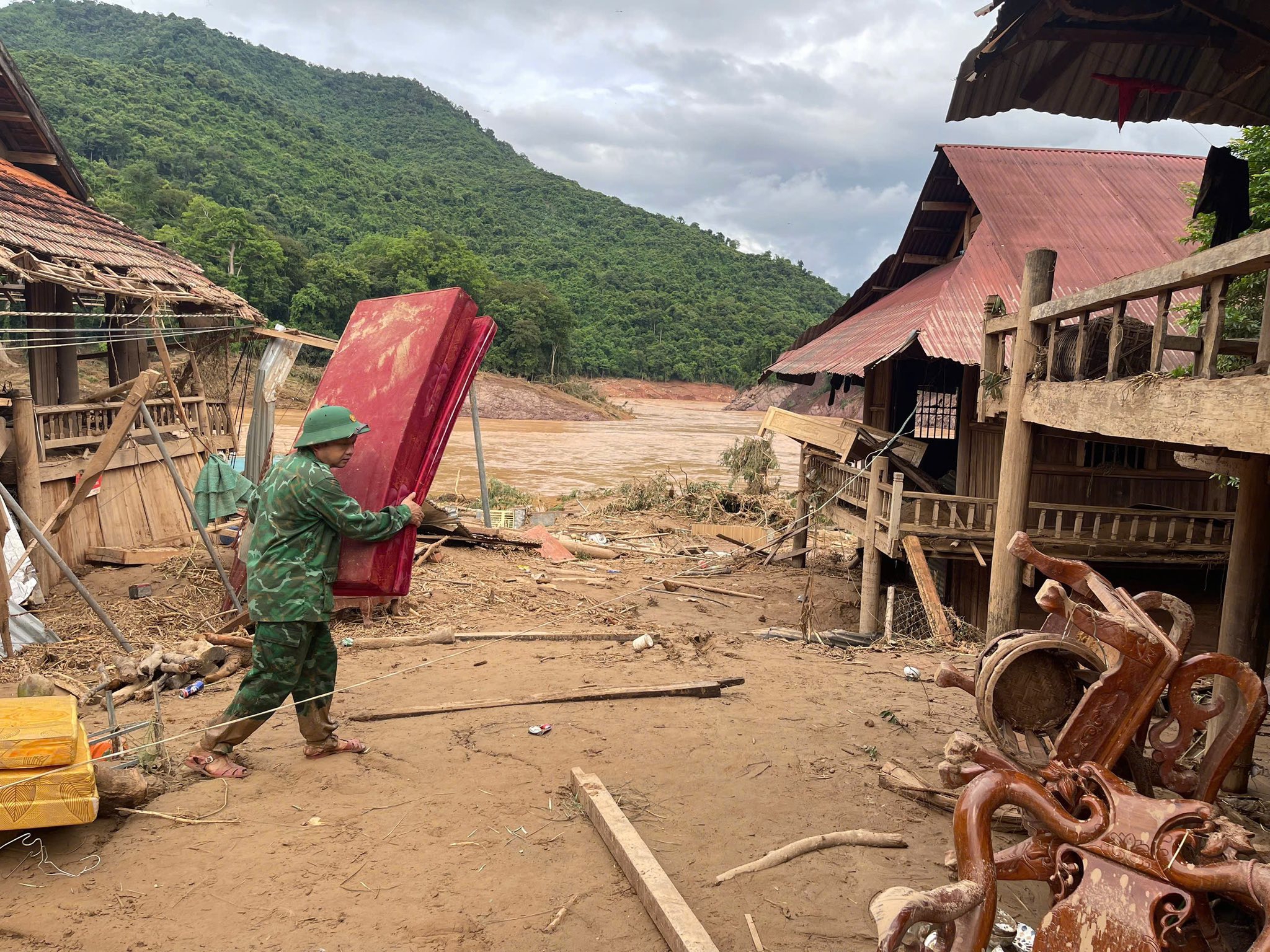 Ngay sau khi nước r&uacute;t Đồn Bi&ecirc;n Ph&ograve;ng Mỹ L&yacute; đ&atilde; cử lực lượng xuống địa b&agrave;n gi&uacute;p đỡ nh&acirc;n d&acirc;n khắc phục hậu quả