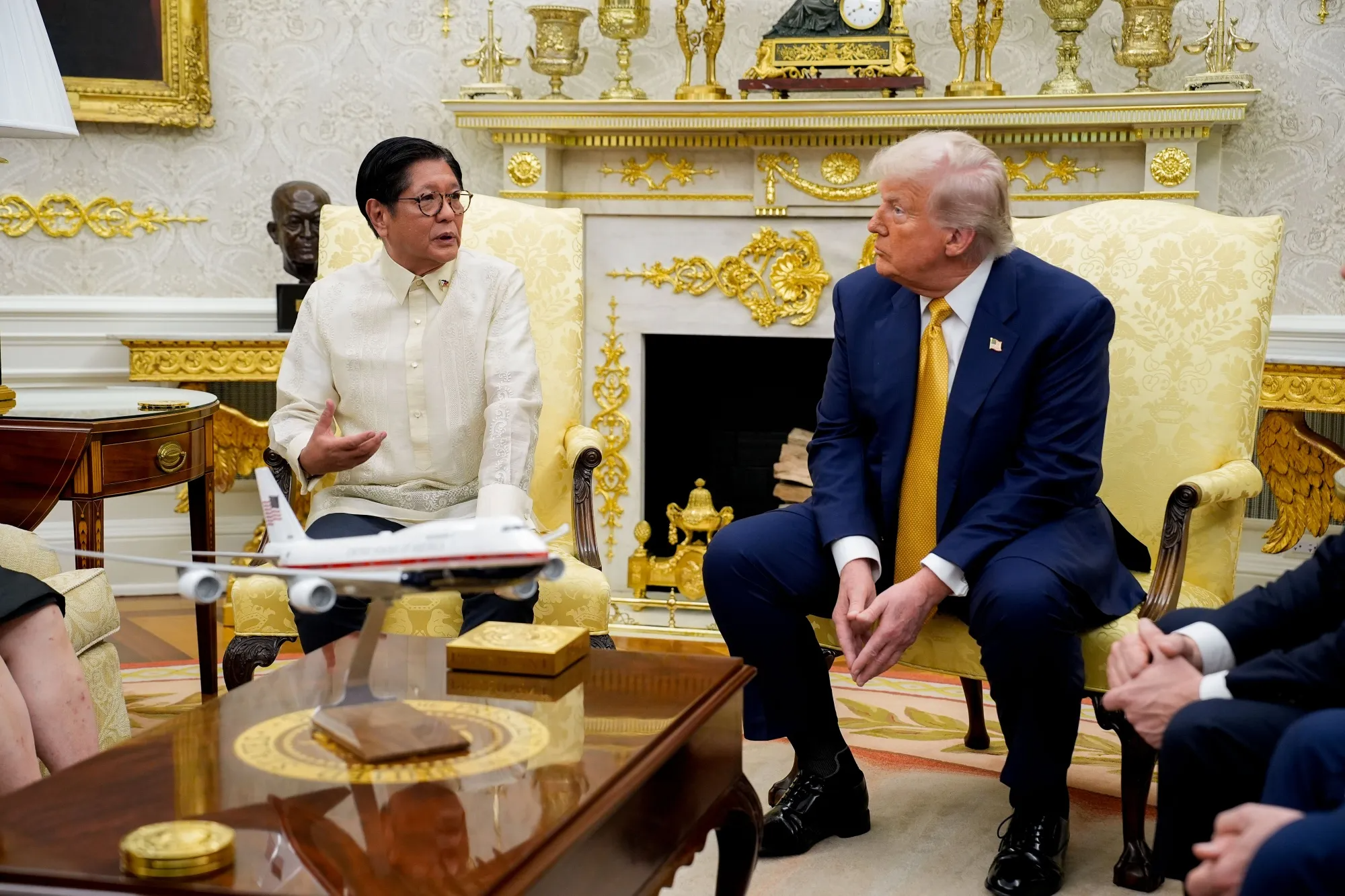 Tổng thống Mỹ Donald Trump (phải) và Tổng thống Philippines Ferdinand Marcos Jr. tại Nhà Trắng ngày 22/7 - Ảnh: Bloomberg