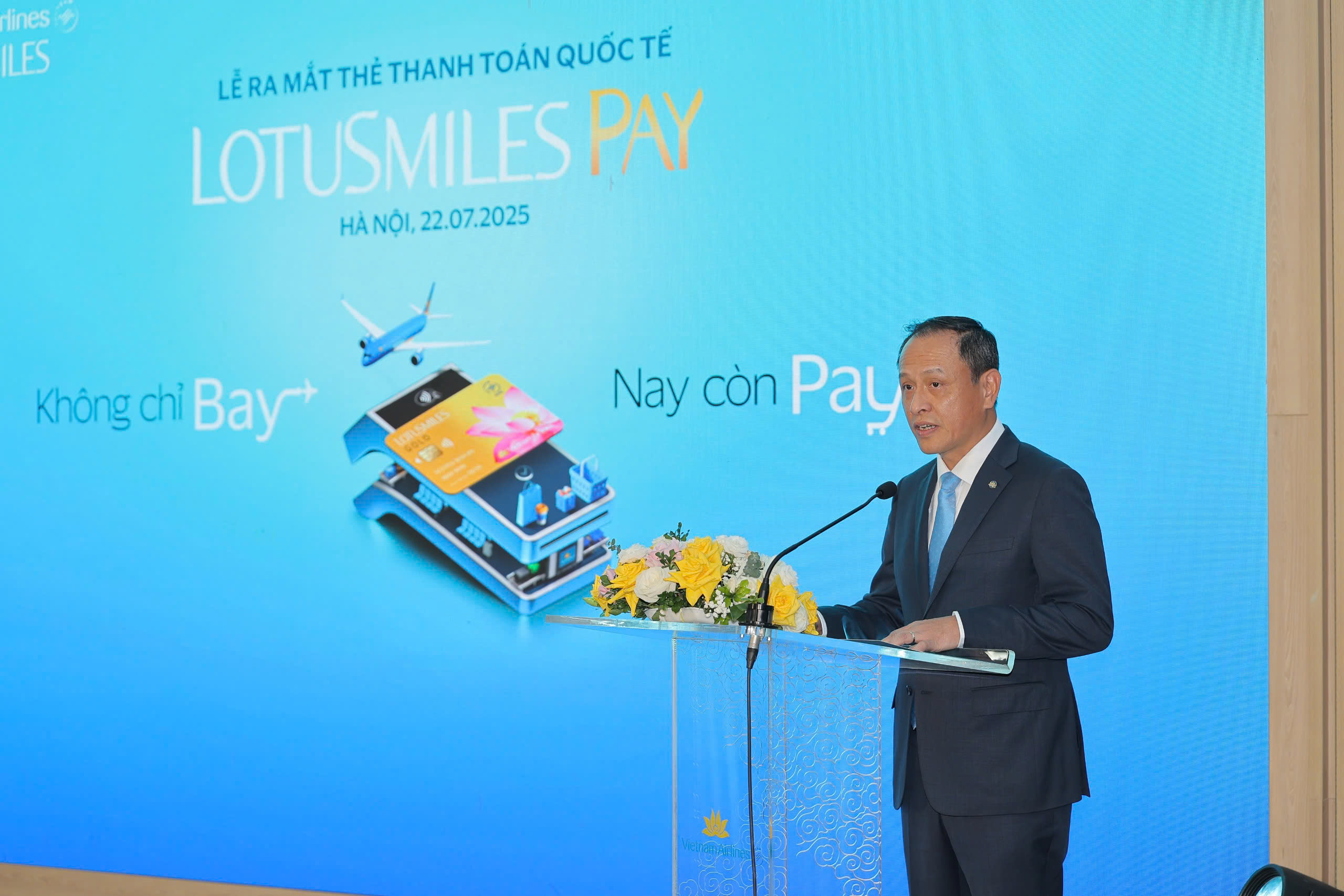 Tổng gi&aacute;m đốc Vietnam Airlines, &ocirc;ng L&ecirc; Hồng H&agrave; ph&aacute;t biểu tại lễ ra mắt thẻ thanh to&aacute;n quốc tế Lotusmiles Pay.