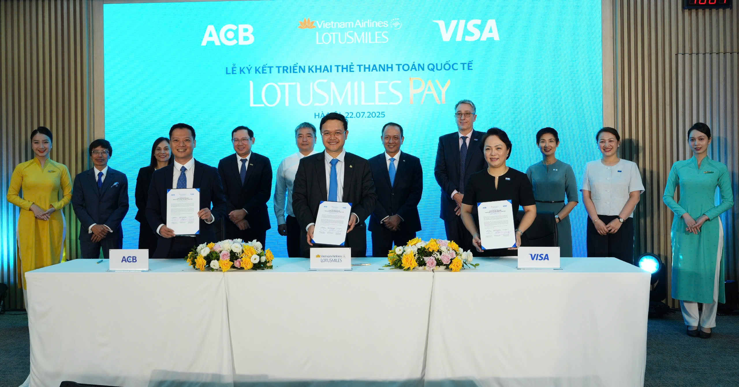 Vietnam Airlines hợp tác cùng ACB và Visa ra mắt thẻ hội viên tích hợp thanh toán Lotusmiles Pay.