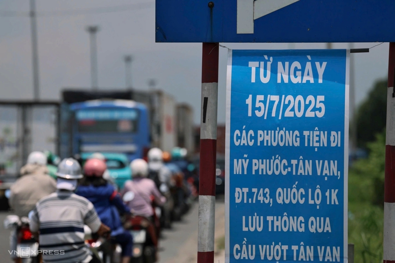 Việc đóng tỉnh lộ 743 đã gây ra tình trạng kẹt xe trầm trọng tại khu vực giao lộ Tân Vạn. Ảnh: Phước Tuấn