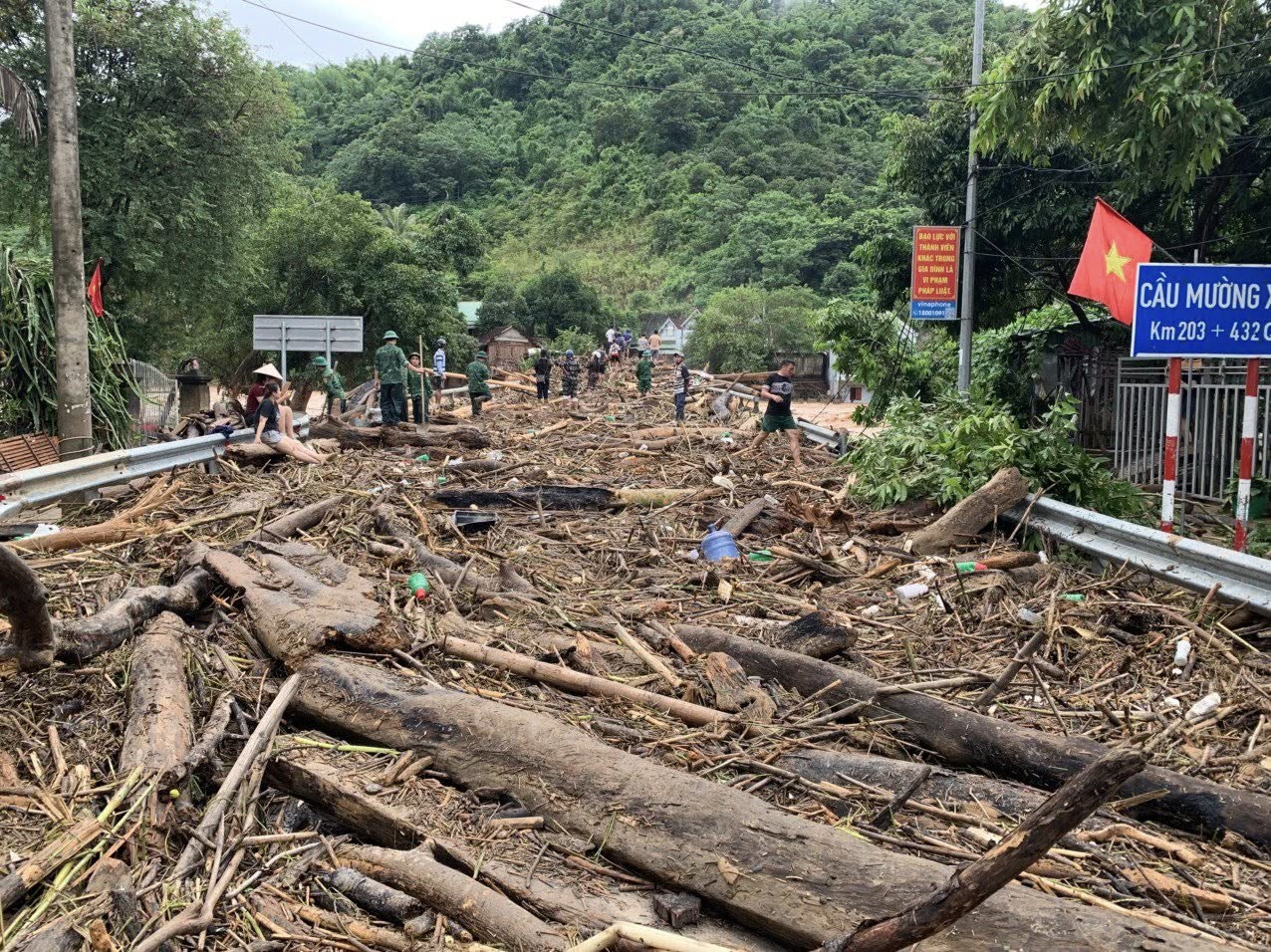 Đồn Bi&ecirc;n ph&ograve;ng cửa khẩu quốc tế Nậm Cắn phối hợp lực lượng địa phương gi&uacute;p nh&acirc;n d&acirc;n tr&ecirc;n địa b&agrave;n khắc phục hậu quả mưa lũ