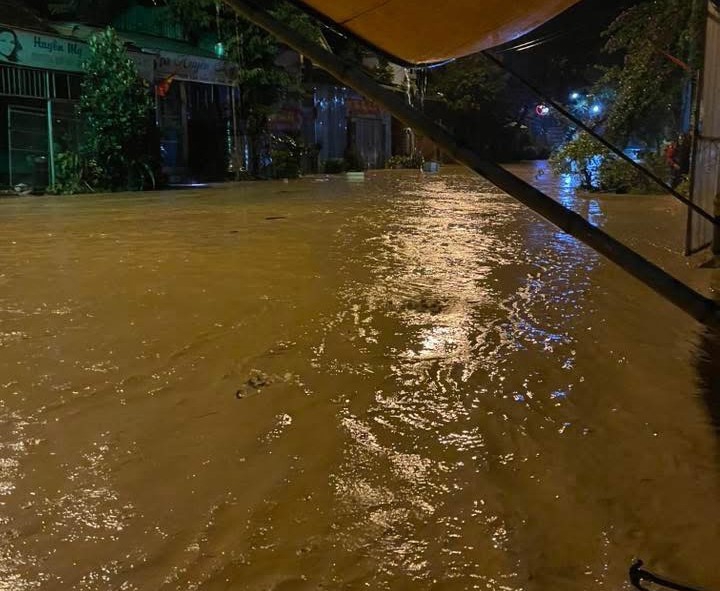 Từ chiều tối ng&agrave;y 22/7, lũ dồn dập đổ về c&aacute;c x&atilde; Mường X&eacute;n, Nh&ocirc;n Mai, Mường Qu&agrave;ng, Tri Lễ (Nghệ An), nhiều khu d&acirc;n cư bị ngập, lực lượng chức năng khẩn trương ứng ph&oacute;.