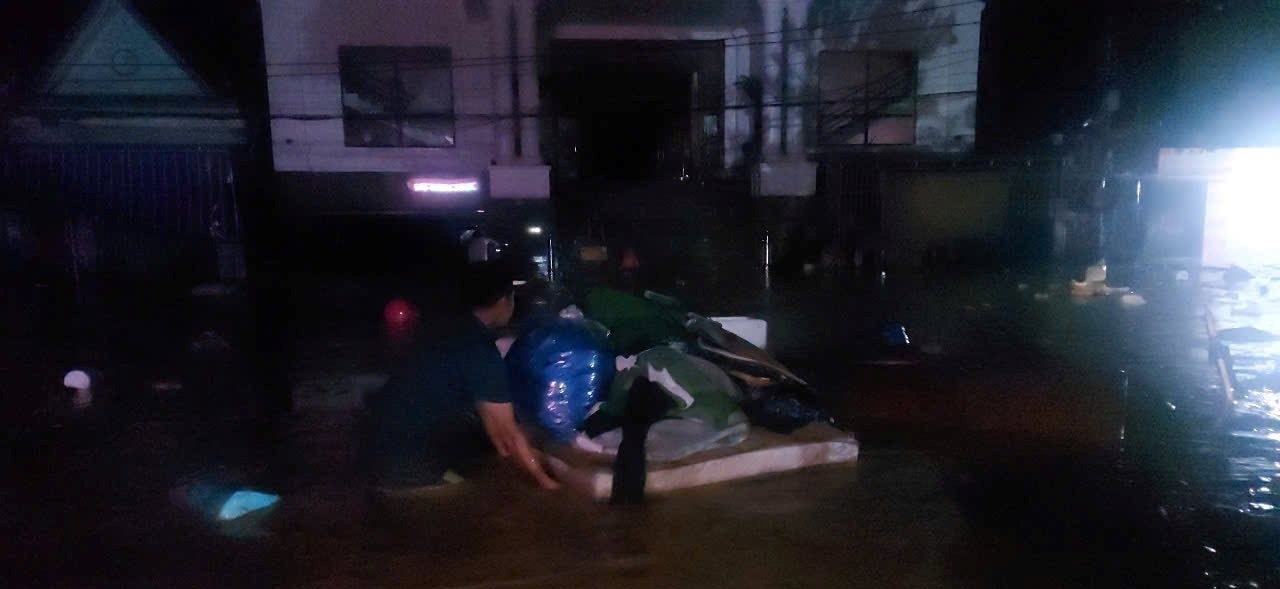 Vào tối nay 22/7) do mưa lớn kéo dài, nước sông Nậm Mộ dâng cao cộng với việc các thủy điện xả lũ, nhiều khu vực tại xã Mường Xén bị ngập lụt nghiêm trọng.