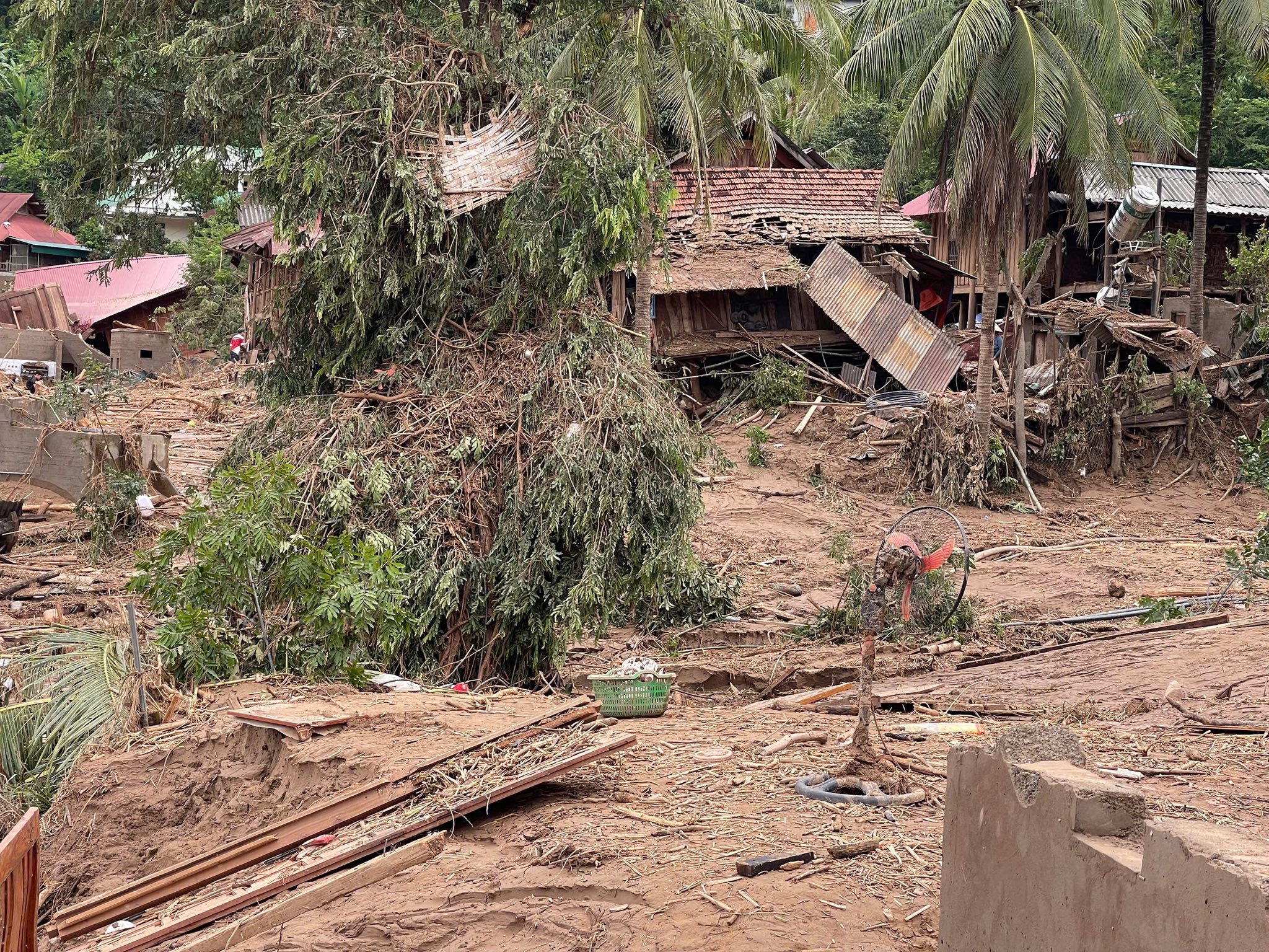 Khung cảnh tan hoang tại xã Mỹ Lý sau khi lũ quét qua.