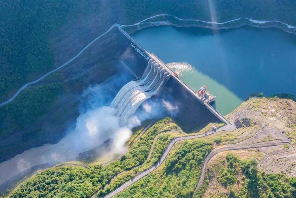 Lưu lượng nước về hồ Thuỷ điện Bản Vẽ (Nghệ An) cao kỷ lục, hiện đang xả lũ.