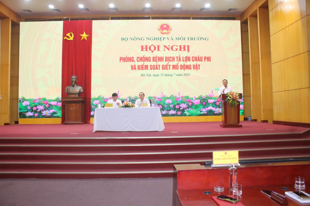 Thứ trưởng Phùng Đức Tiến và Cục trưởng Dương Tất Thắng chủ trì hội nghị. Ảnh: Chu Khôi.