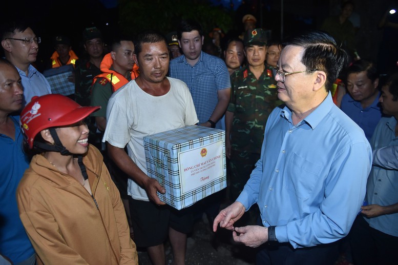 Ph&oacute; Thủ tướng thăm, tặng qu&agrave; c&aacute;c hộ d&acirc;n bị ảnh hưởng bởi lũ lụt tại x&atilde; Con Cu&ocirc;ng