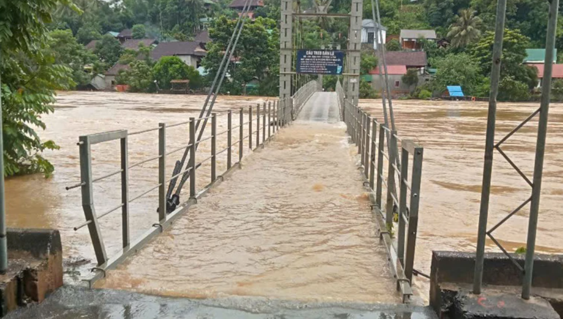 Cầu treo v&agrave;o bản Lạ, x&atilde; Lượng Minh bị ngập nước