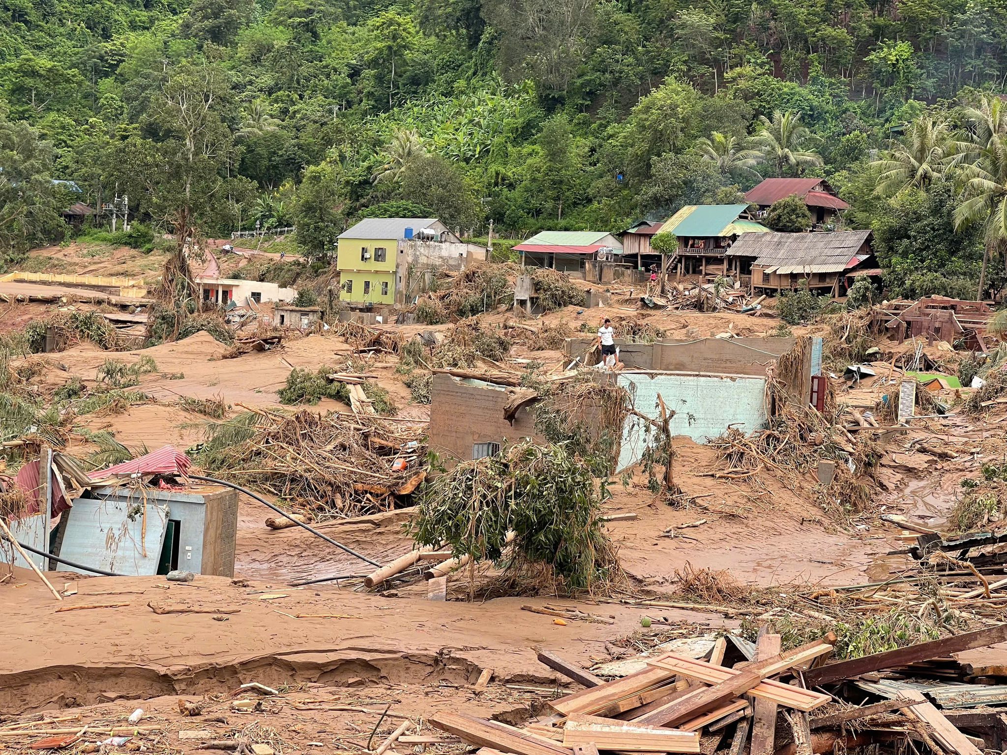 Đợt mưa lũ lịch sử vừa qua đã khiến hơn 400 hộ dân ở Nghệ An mất hoàn toàn nhà cửa