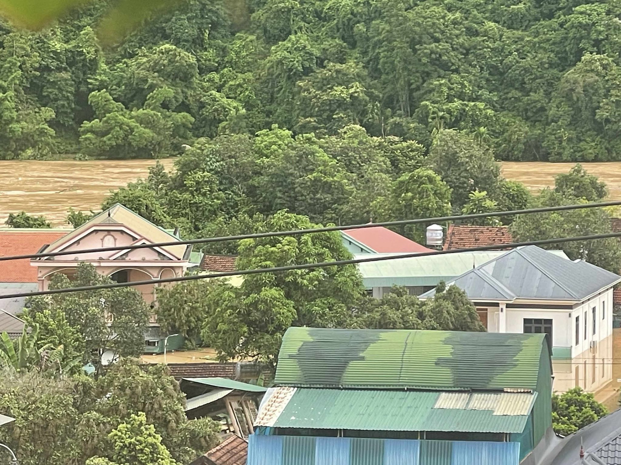 Ho&agrave;n lưu b&atilde;o số 3 đ&atilde; g&acirc;y mưa rất lớn tại v&ugrave;ng n&uacute;i ph&iacute;a t&acirc;y của tỉnh Nghệ An với lượng mưa phổ biến từ 120 - 200mm, nhiều nơi tr&ecirc;n 300mm (trong 24 giờ qua), đồng thời mưa lớn đ&atilde; v&agrave; sẽ tiếp tục xảy ra tr&ecirc;n thượng nguồn s&ocirc;ng Cả thuộc l&atilde;nh thổ L&agrave;o.