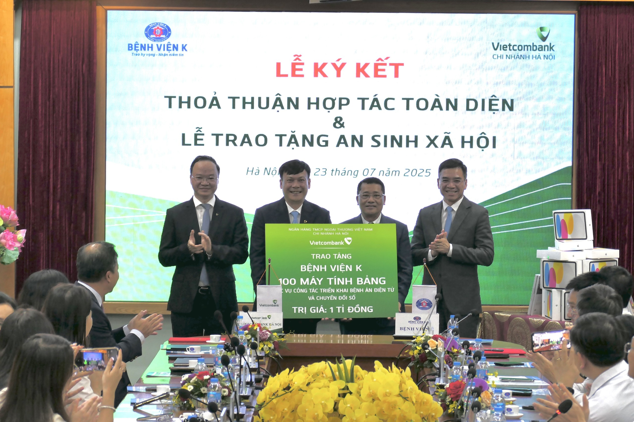 &Ocirc;ng L&ecirc; Ngọc Th&aacute;i - Gi&aacute;m đốc Vietcombank H&agrave; Nội trao tặng biểu trưng 100 m&aacute;y t&iacute;nh bảng trị gi&aacute; 1 tỷ đồng phục vụ c&ocirc;ng t&aacute;c triển khai bệnh &aacute;n điện tử v&agrave; chuyển đổi số cho đại diện Bệnh viện K.