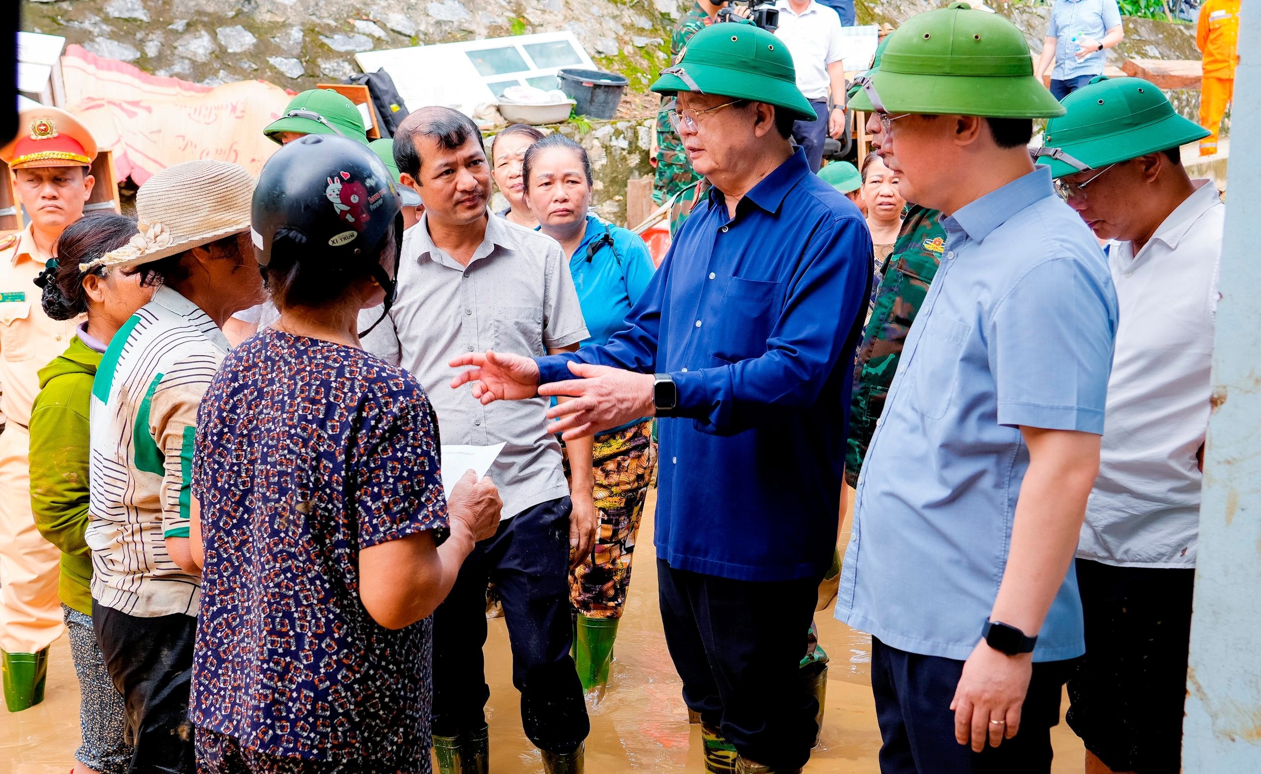 Sáng ngày 24/7,&nbsp;Phó Thủ tướng Chính phủ Mai Văn Chính đã đến thăm hỏi, động viên những gia đình có nhà bị ngập sâu tại thôn Tân Liên, xã Con Cuông.&nbsp;Ảnh: Phạm Bằng