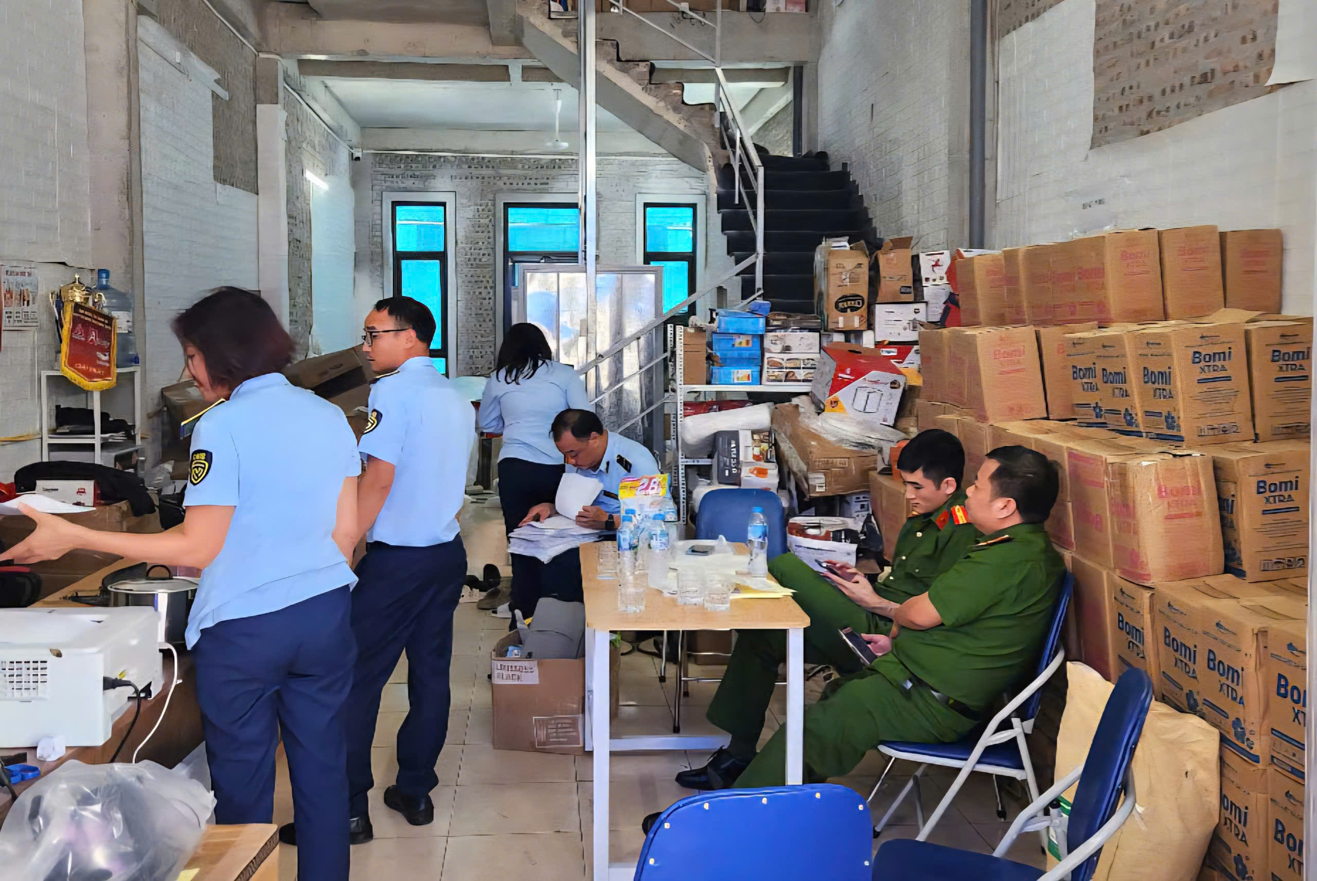 Lực lượng chức năng đ&atilde;&nbsp;tạm giữ lượng lớn đồ gia dụng kh&ocirc;ng r&otilde; nguồn gốc tại Ho&agrave;ng Mai, H&agrave; Nội.