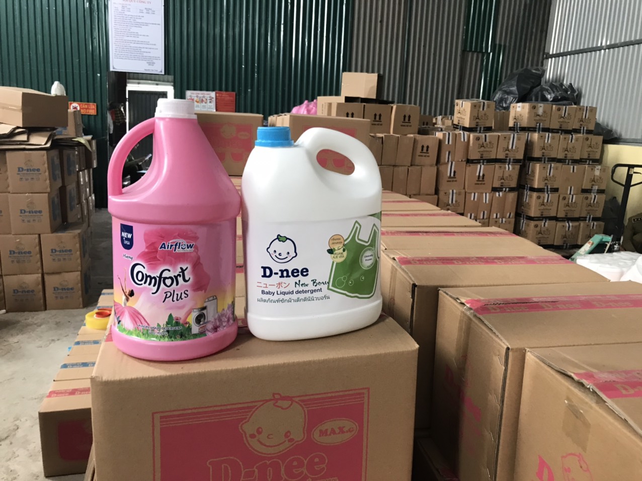 Một cơ sở sản xuất nước giặt giả mạo nh&atilde;n hiệu D-nee, Comfort.