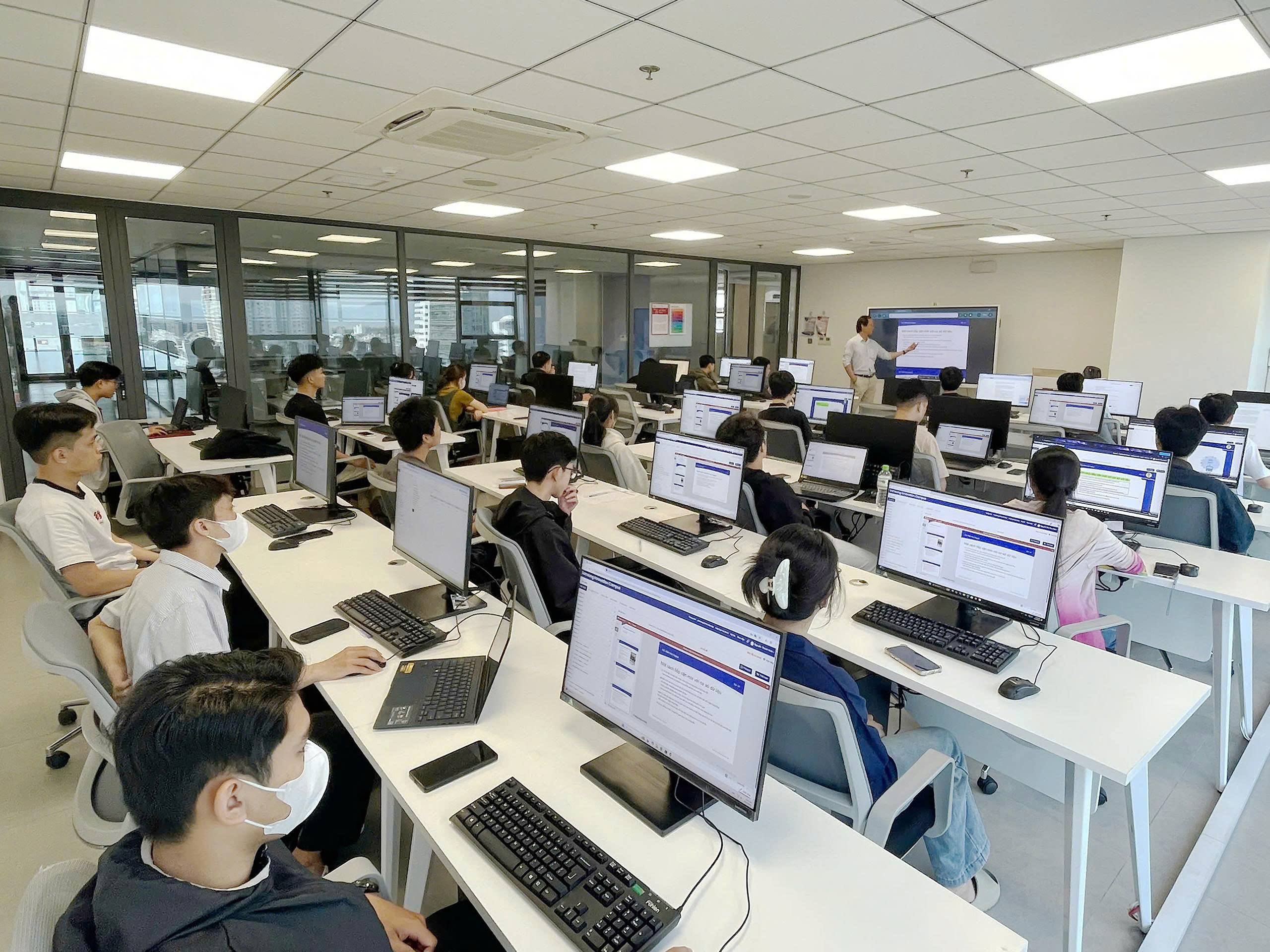 Các buổi học từ khóa học Samsung Innovation Campus (SIC) được triển khai theo hình thức học tập mới, lấy sinh viên làm trung tâm.