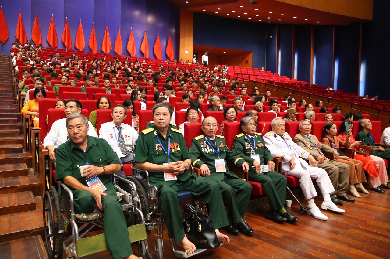 Đại biểu người c&oacute; c&ocirc;ng với c&aacute;ch mạng tham dự chương tr&igrave;nh.