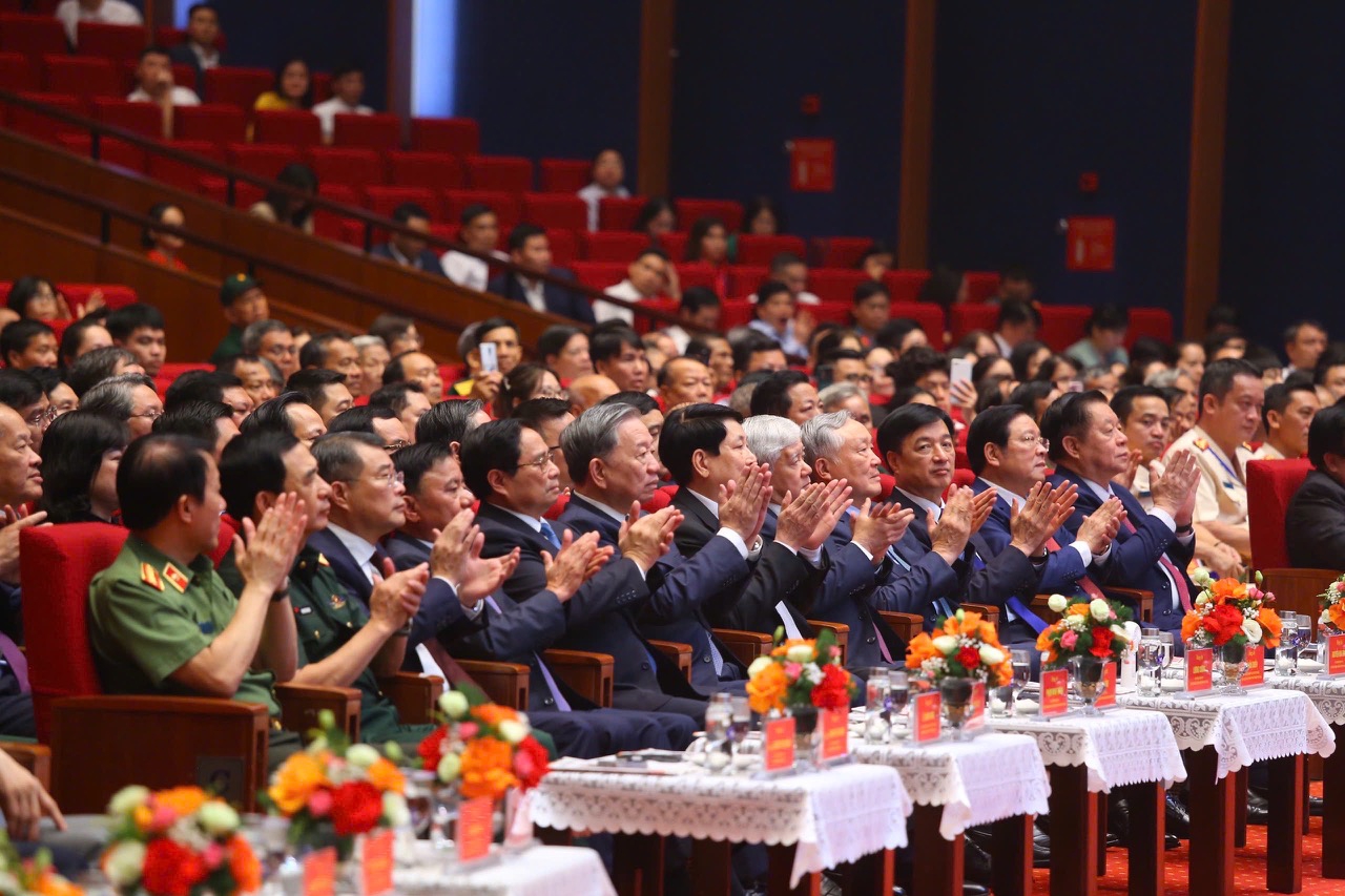 Tổng B&iacute; thư T&ocirc; L&acirc;m c&ugrave;ng c&aacute;c đồng ch&iacute; l&atilde;nh đạo Đảng, Nh&agrave; nước, Mặt trận Tổ quốc Việt Nam tham dự chương tr&igrave;nh.