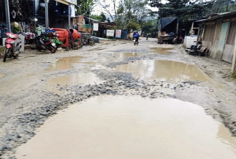 Những "ổ voi" trên Quốc lộ 14D.