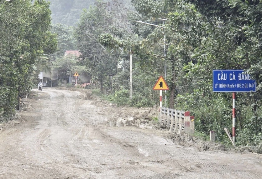 Quốc lộ 14D bị sạt lở xuống cấp trầm trọng, c&oacute; đoạn chiều rộng chỉ khoảng 3,5m.