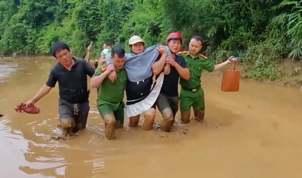 Ngày 23/7 chị Kha Thị May (SN 1990, trú tại bản Xốp Thặp, xã Hữu Kiệm) chuyển dạ sinh con, được người nhà chở bằng xe máy đến Trung tâm Y tế Kỳ Sơn (nằm trên địa bàn xã) cách đó 20km. Khi đến địa phận bản Na Lượng, đường bị ngập sâu, xe máy không thể di chuyển. Công an xã Hữu Kiệm đã dùng thuyền đẩy sản phụ di chuyển, vượt qua khu vực ngập nước. Khi cách trạm y tế khoảng 300m, nước rút, đường bùn nhão, thuyền không thể di chuyển. Trong tình huống này, hai cán bộ công an xã cùng người nhà đã dìu sản phụ vào cơ sở y tế. Sau đó sản phụ May đã hạ sinh thành công bé trai nặng 3,3kg lúc hơn 12h cùng ngày.