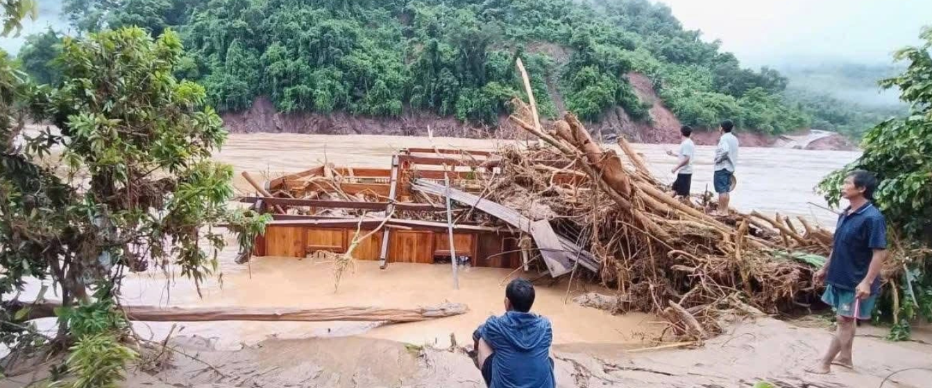 Người dân thẫn thờ nhìn những căn nhà đã bị lũ cuốn