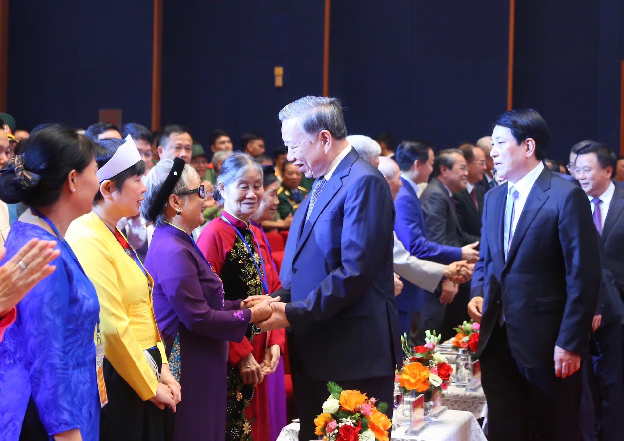 Tổng B&iacute; thư T&ocirc; L&acirc;m thăm hỏi đại diện người c&oacute; c&ocirc;ng, Mẹ Việt Nam anh h&ugrave;ng.