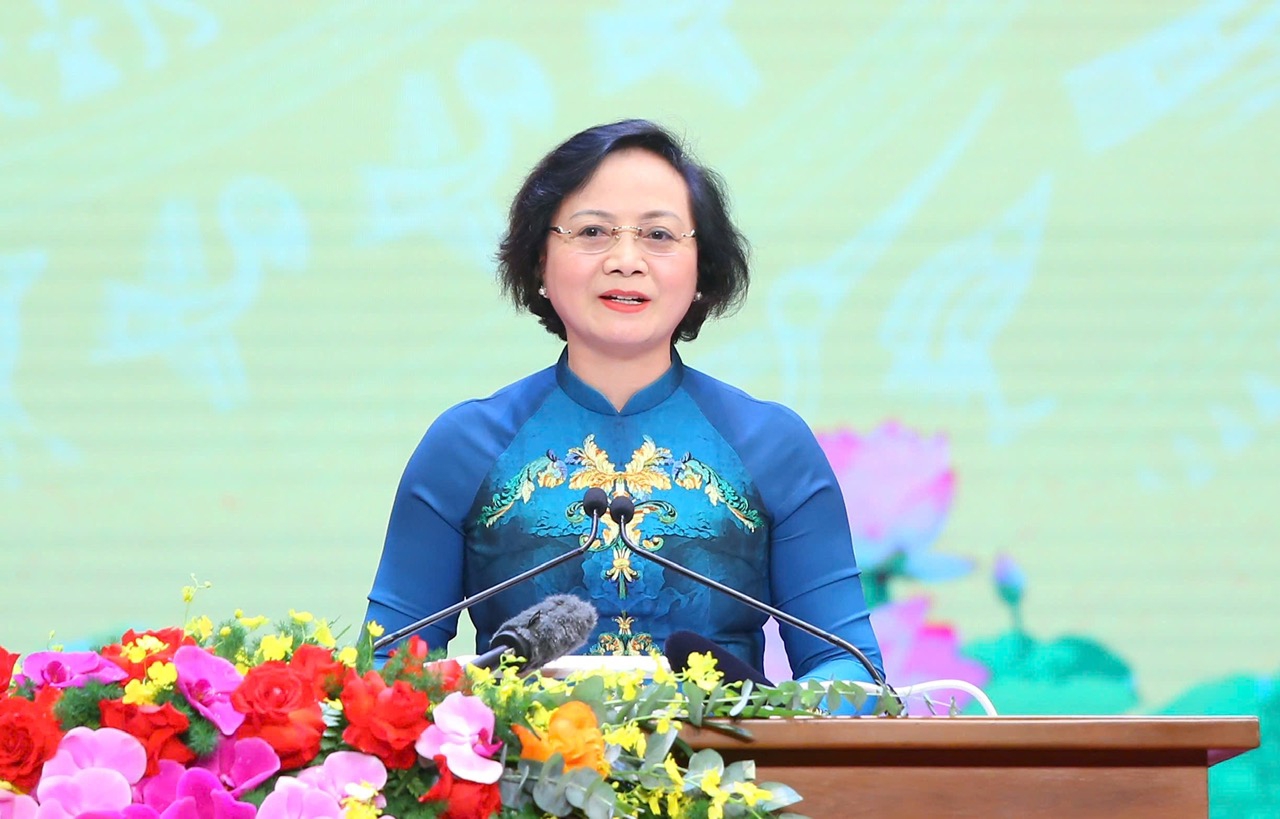 Bộ trưởng Bộ Nội vụ Phạm Thị Thanh Trà báo cáo về công tác chăm lo cho người có công với cách mạng. Ảnh: Thanh Phúc.