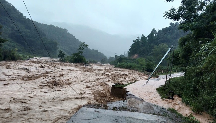 Ch&iacute;nh quyền địa phương&nbsp; thực hiện phương &aacute;n&nbsp;&ldquo;4 tại chỗ&rdquo; c&ugrave;ng nh&acirc;n d&acirc;n khắc phục bước đầu thiệt hại đảm bảo cuộc sống trước mắt. Tuy nhi&ecirc;n x&atilde; vẫn c&ograve;n nhiều bản l&agrave;ng đang bị c&ocirc; lập, kh&ocirc;ng li&ecirc;n lạc được n&ecirc;n chưa thể thống k&ecirc; đầy đủ thiệt hại.