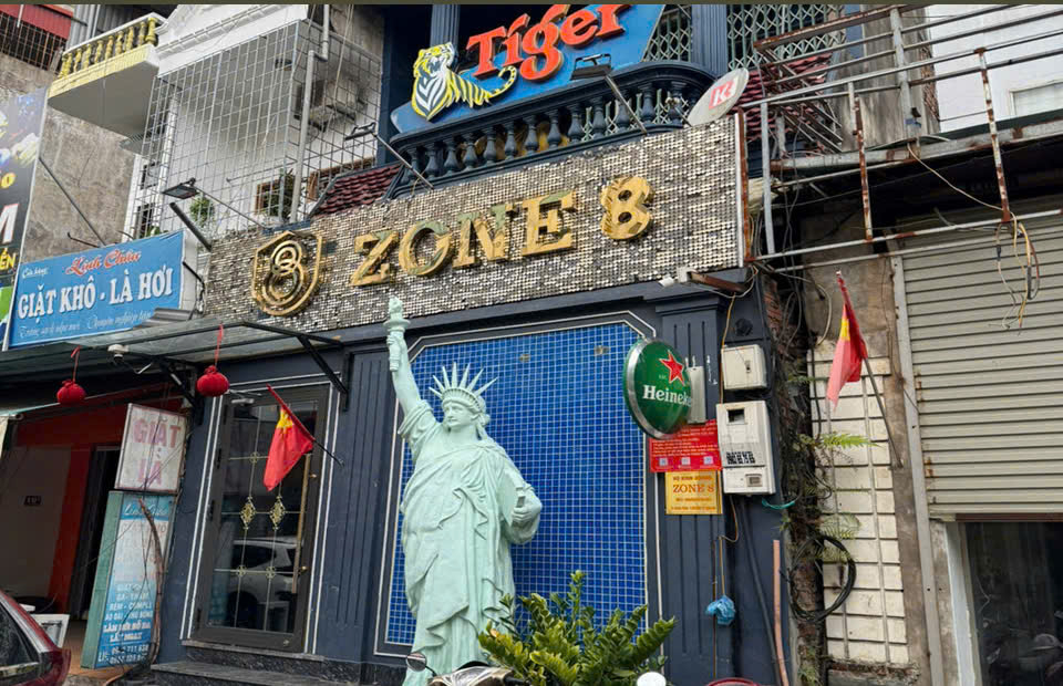 Quán bar Zone 8, một tụ điểm ăn chơi do Lê Kim Thu (tức Thu “vệ sỹ”), đàn em thân tín của Tuấn “thần đèn” điều hành
