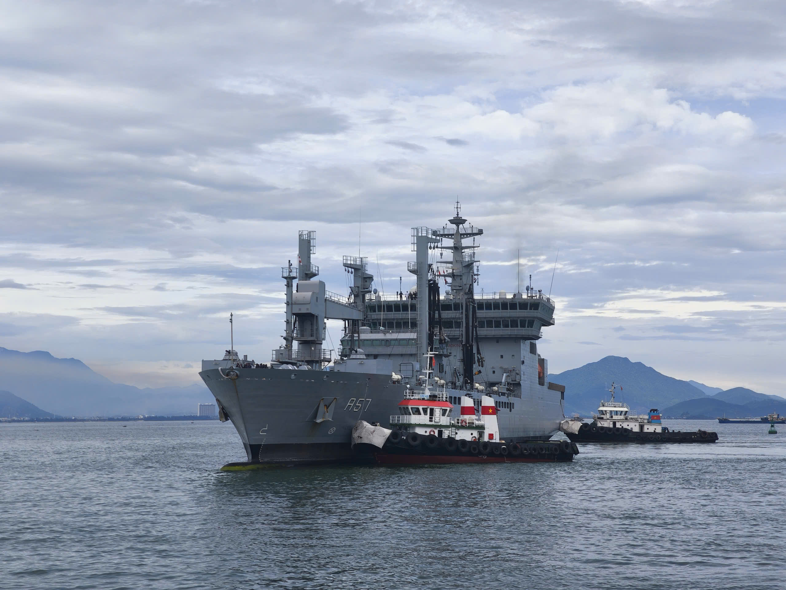 T&agrave;u hậu cần chở dầu Shakti - Ảnh: Quang Hiếu