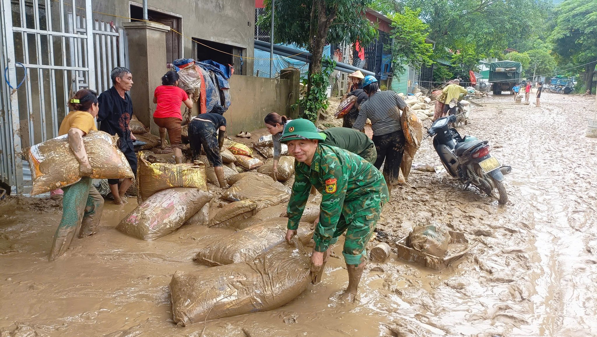 Những chiến sĩ bi&ecirc;n ph&ograve;ng tại Nghệ An t&iacute;ch cực c&ugrave;ng nh&acirc;n d&acirc;n dọn dẹn b&ugrave;n đất