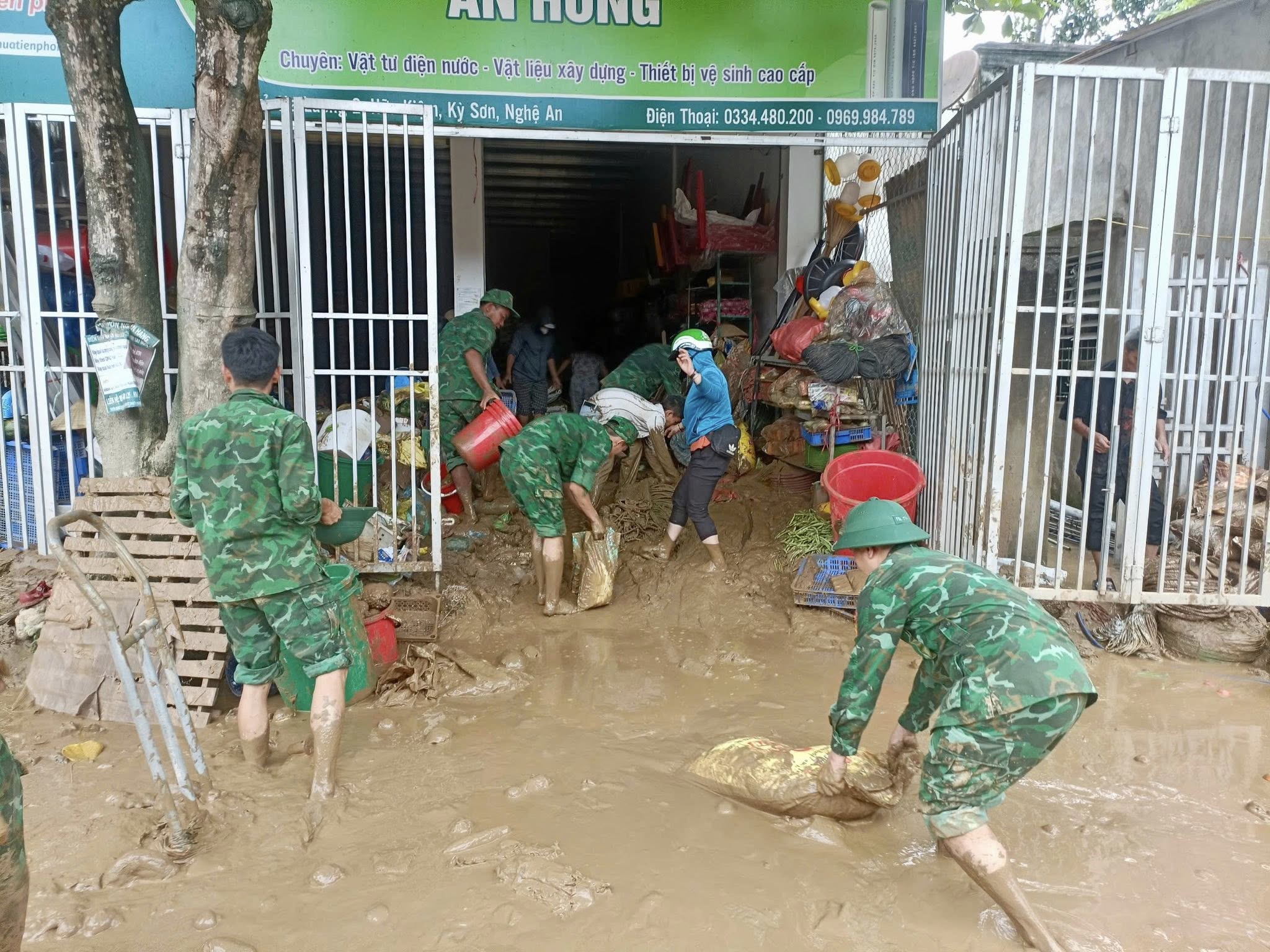 Đại đội Cơ động (d19), Qu&acirc;n y Ban chỉ huy BĐBP tỉnh Nghệ An gi&uacute;p d&acirc;n x&atilde;&nbsp;Hữu Kiệm khắc phục hậu quả thi&ecirc;n tai